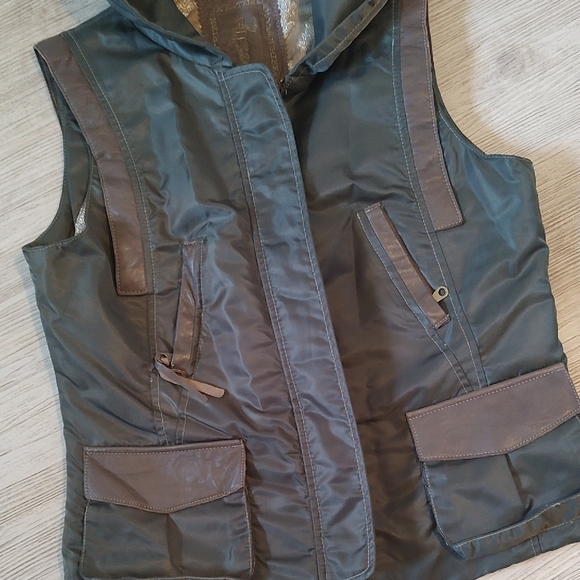 My Tribe Ladies Green Waterproof Vest with Brown Leather Detail Size Large EUC - Picture 2 of 14